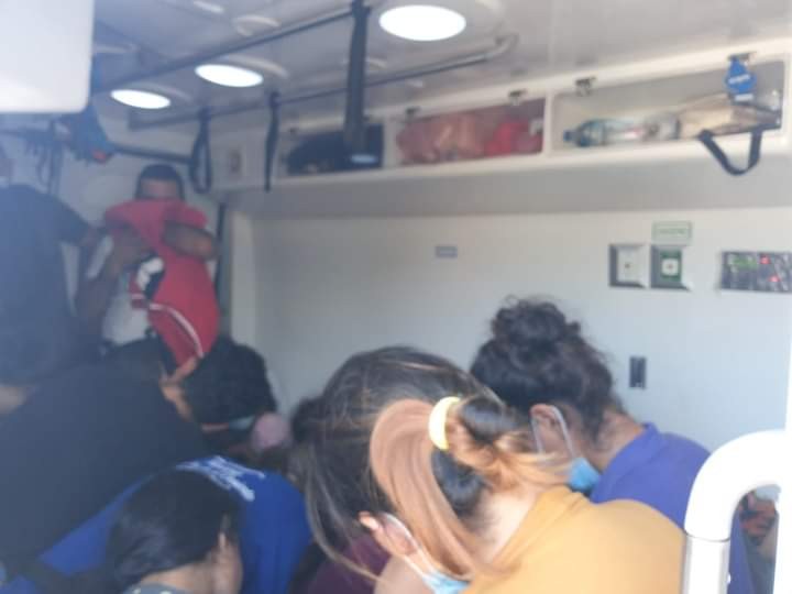 Ambulans süsü verilen minibüsten 28 kaçak sığınmacı çıktı