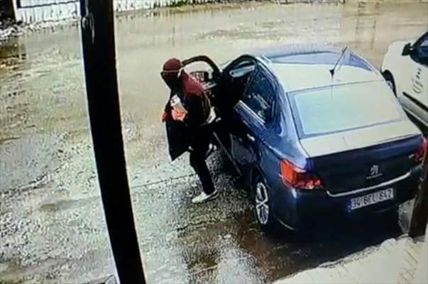 Otomobilin camını kırdı 87 bin lira çaldı