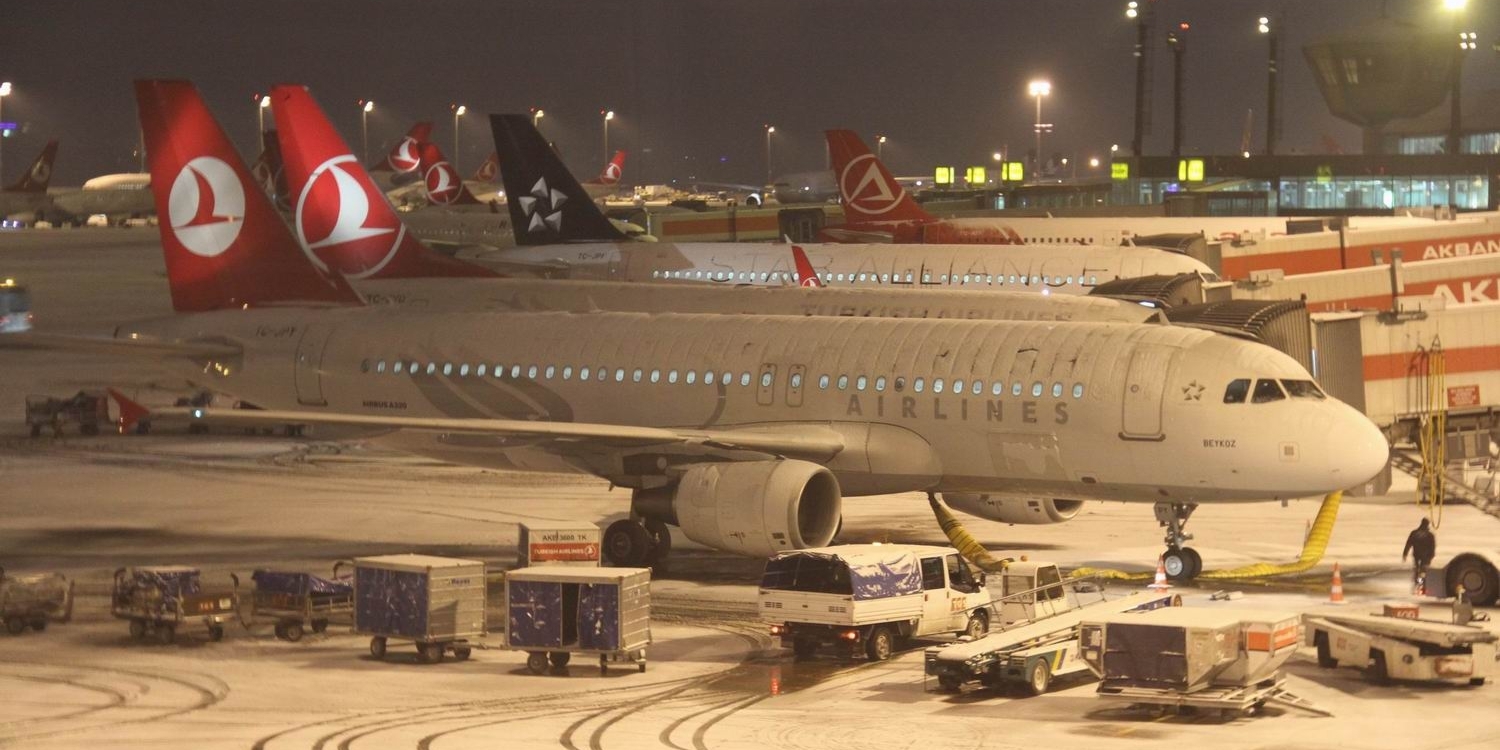 İstanbul'a inemeyen uçak Kahire'ye yönlendirildi