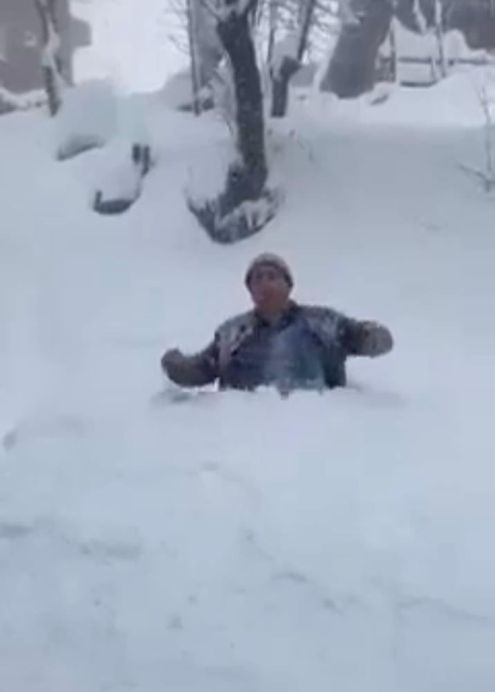 Sakarya'da adamı kar yuttu