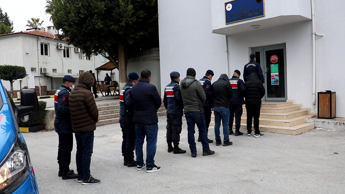 Tarsus'ta 'torbacı' operasyonunda 2 tutuklama