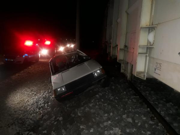 Tarsus'ta yük treni otomobile çarptı