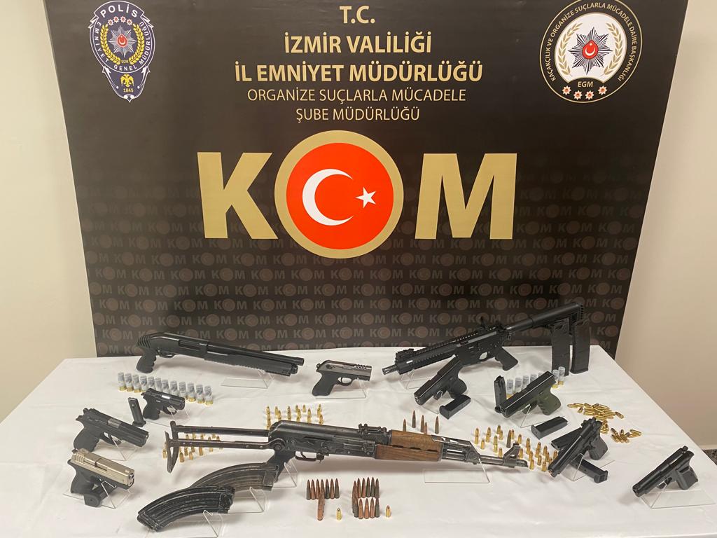İzmir'de operasyon: Gözaltılar var
