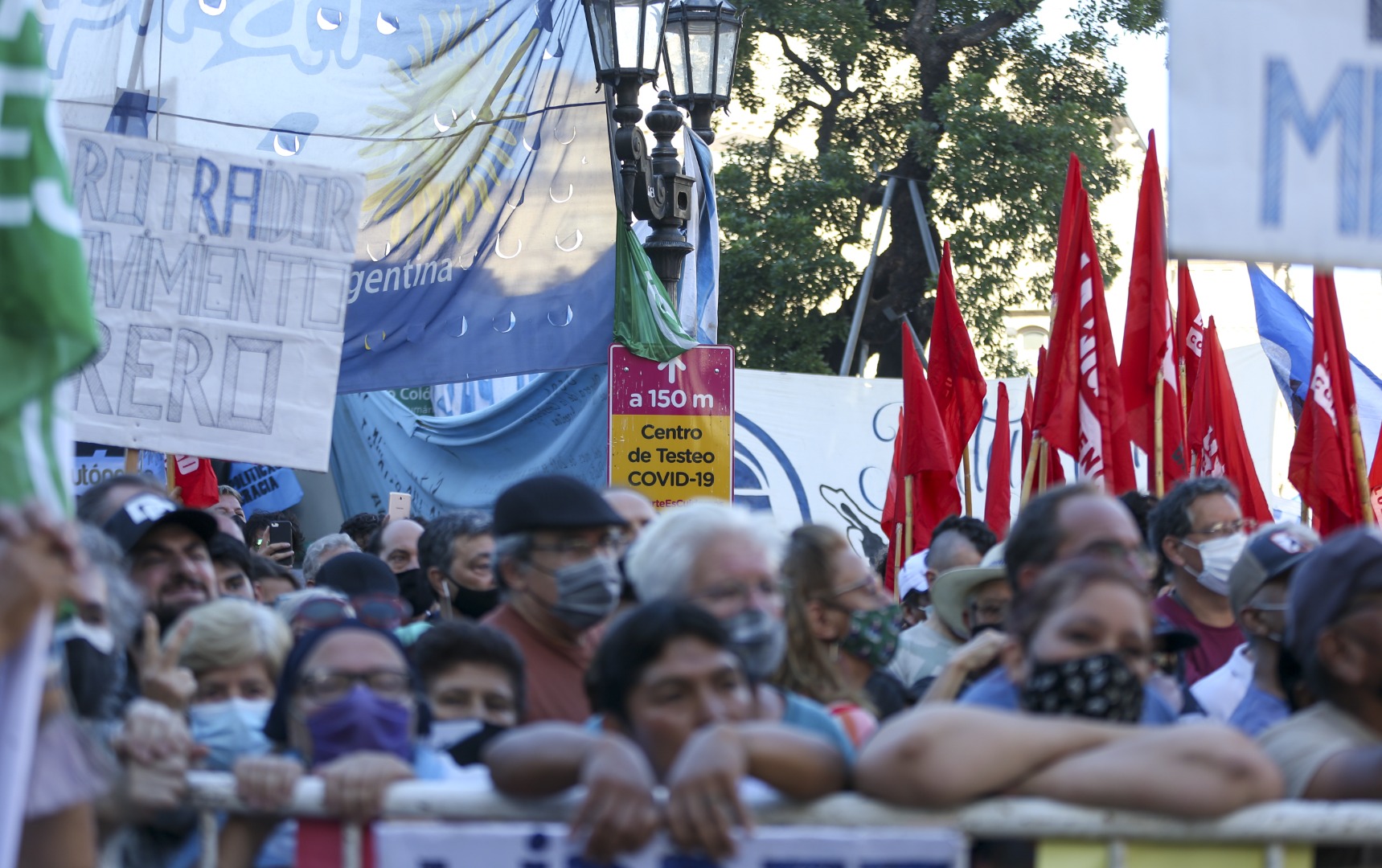 Arjantin'de Yüksek Mahkeme binlerce kişi tarafından protesto edildi