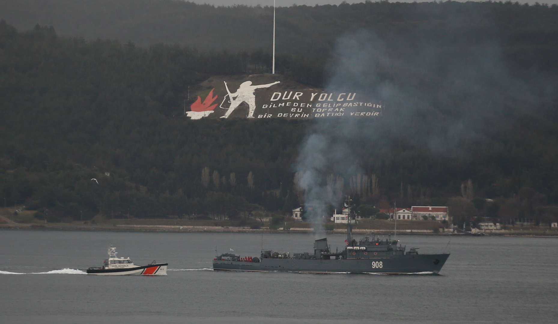 Rus donanmasına ait gemiler Çanakkale Boğazı'ndan geçti
