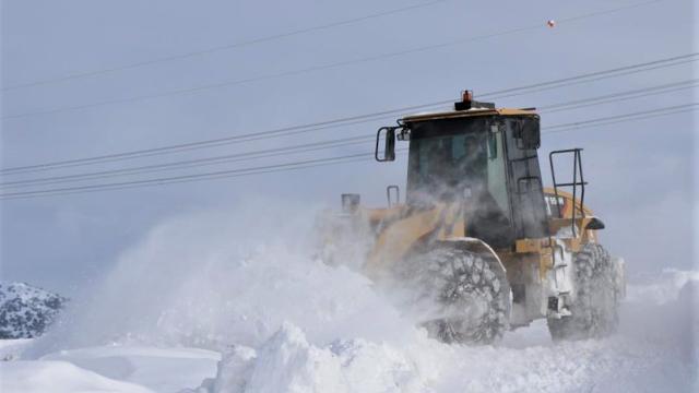Yoğun kar yağışı nedeniyle 65 yola ulaşım sağlanamıyor