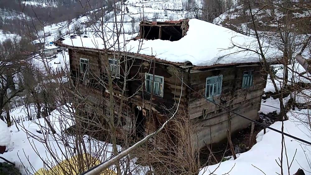 Kar evlerin çatılarını çökertti