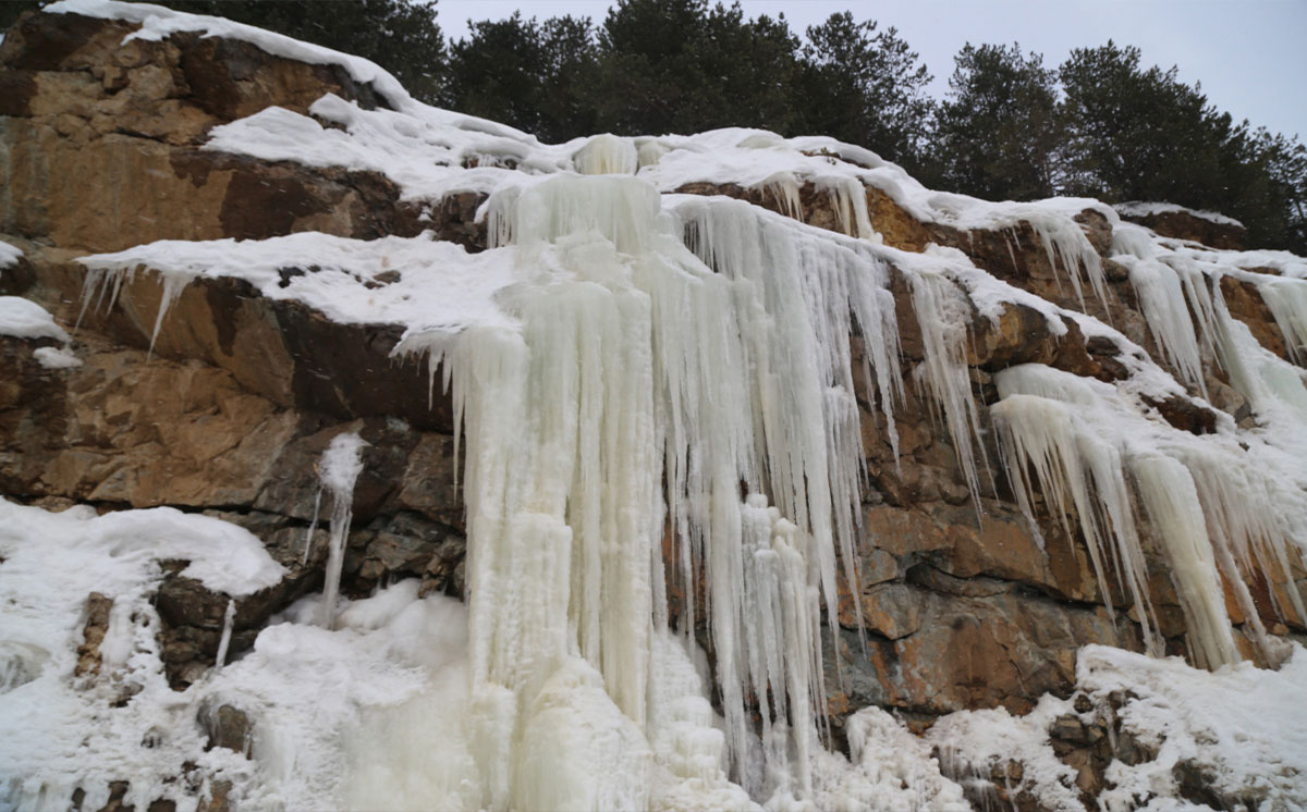 Zigana Dağı'nda 5 metrelik buz sarkıtı oluştu