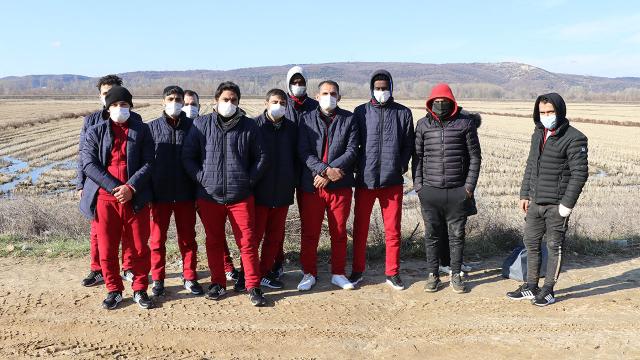Mehmetçik'ten geri itilen kaçak göçmenlere yardım eli
