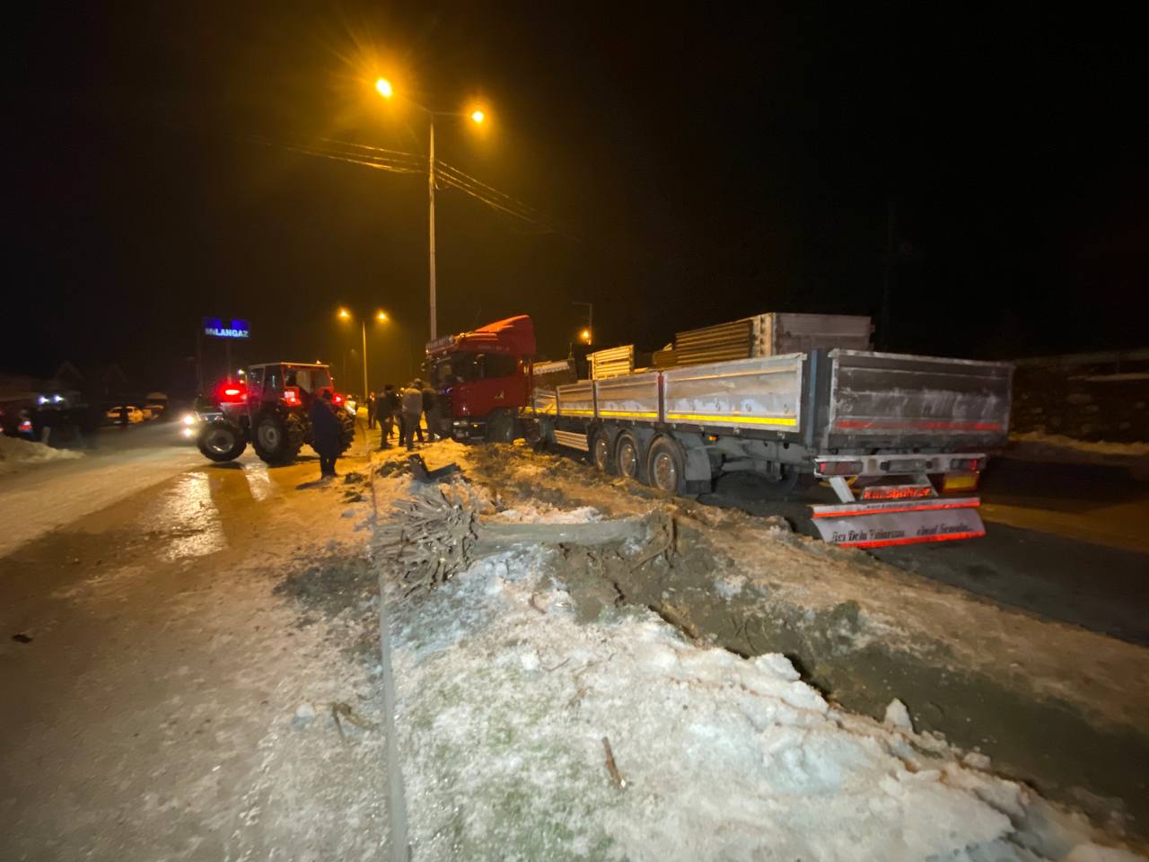 Gizli buzlanma zincirleme kazaya neden oldu: 25 araç birbirine girdi