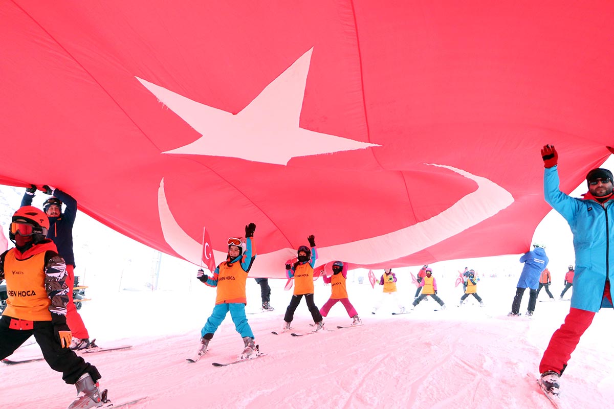 Minik kayakçılar, dev Türk bayrağı ile zirveden indi