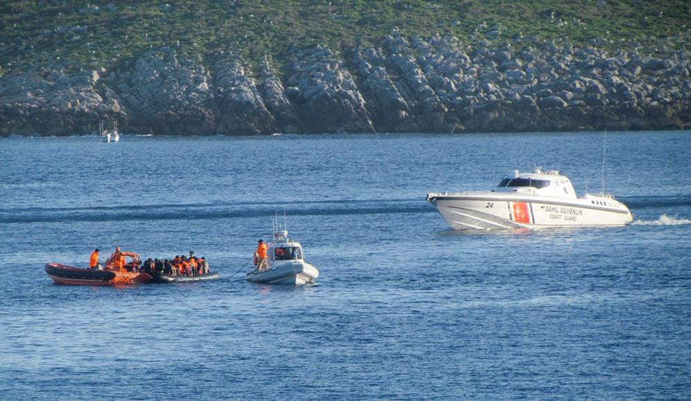 İzmir Çeşme'de 24 göçmen kurtarıldı