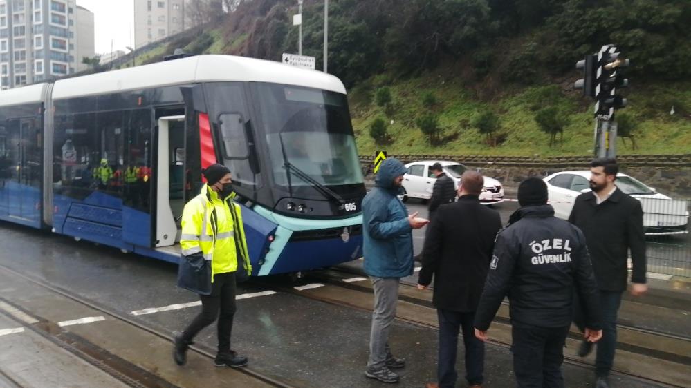 Alibeyköy'de tramvay seferlerini durduran kaza