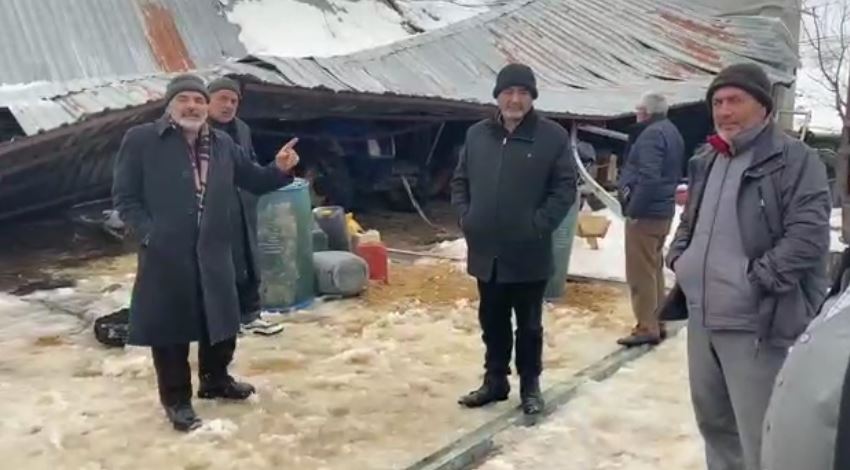 Kar Kırşehir’de mandıra çatısını çökertti! Çiftçi isyan etti