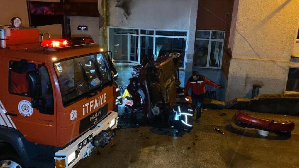 Aile sağlığı merkezine çarpan araç hurdaya döndü: 2 ölü, 1 yaralı