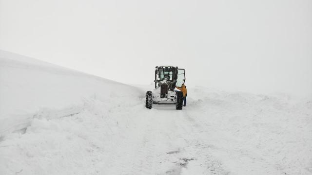 Yoğun kar nedeniyle 61 yol ulaşıma kapandı