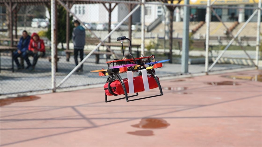 Öğrenciler geliştirdi! Bu drone acil durumlarda ilk yardım seti ulaştıracak