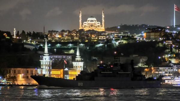 Rus savaş gemileri İstanbul Boğazı'ndan Karadeniz'e geçti