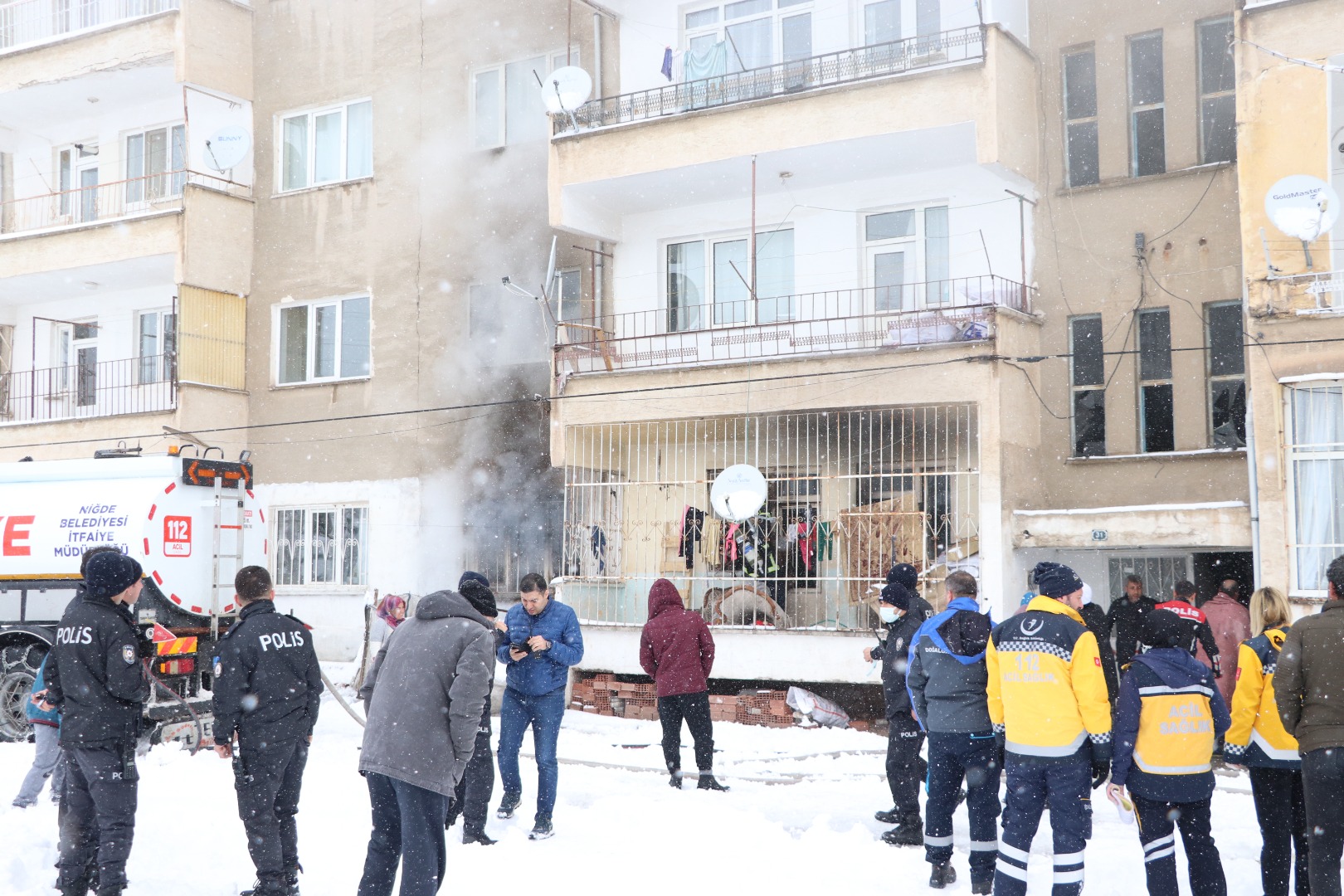 Apartmanda çıkan yangında 8 kişi dumandan etkilendi
