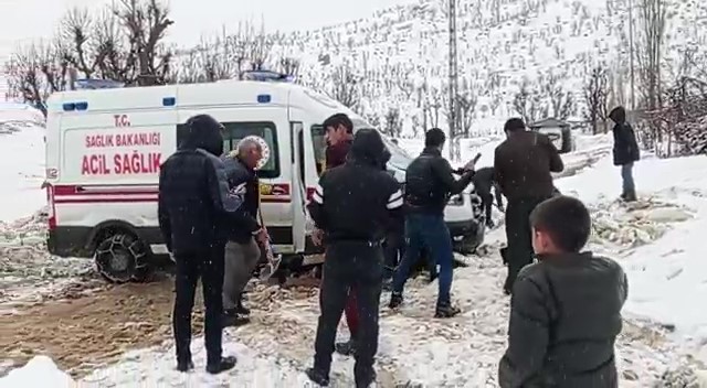 Yolda mahsur kalan ambulansı köylüler kurtardı