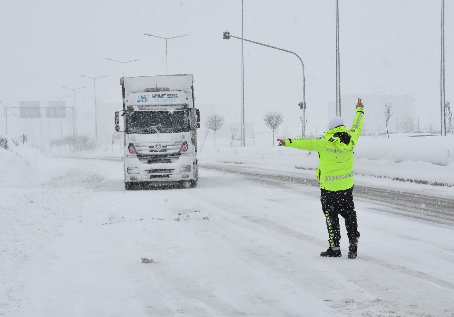 Bitlis'te trafik polisleri, yoğun karda mesaide