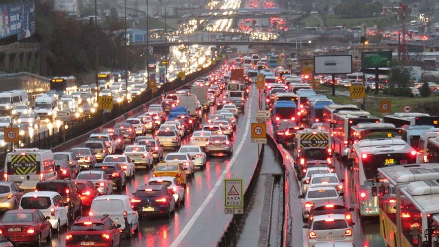 Dünyada birinci sırada! İstanbullu yılda 142 saatini trafikte kaybediyor