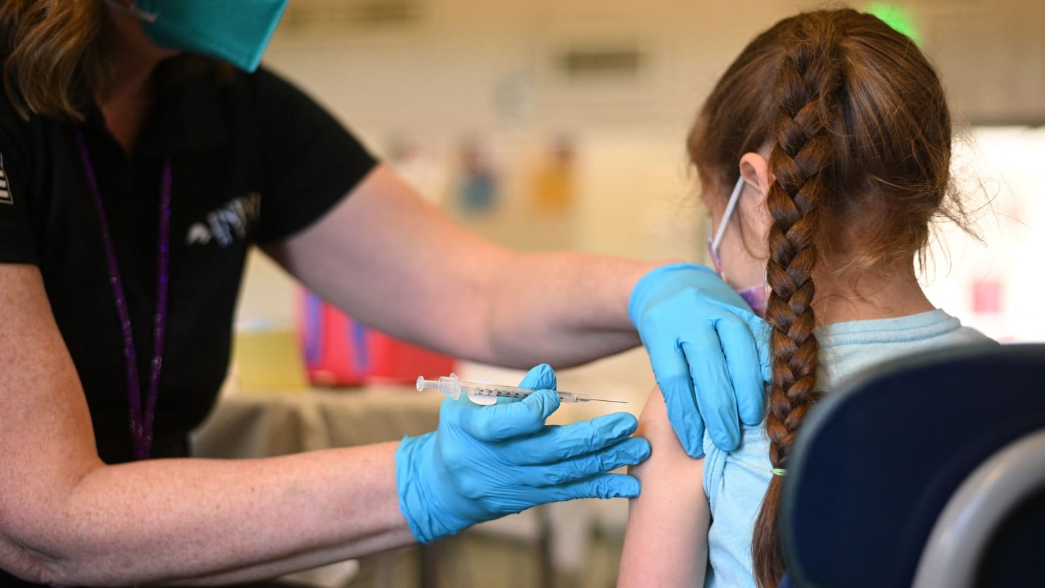 BioNTech-Pfizer, 5 yaş altı çocuklar için aşı başvurusunu erteledi