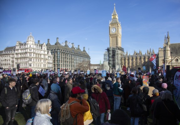 İngiltere'de enerji faturaları  başkent Londra'da protesto edildi.