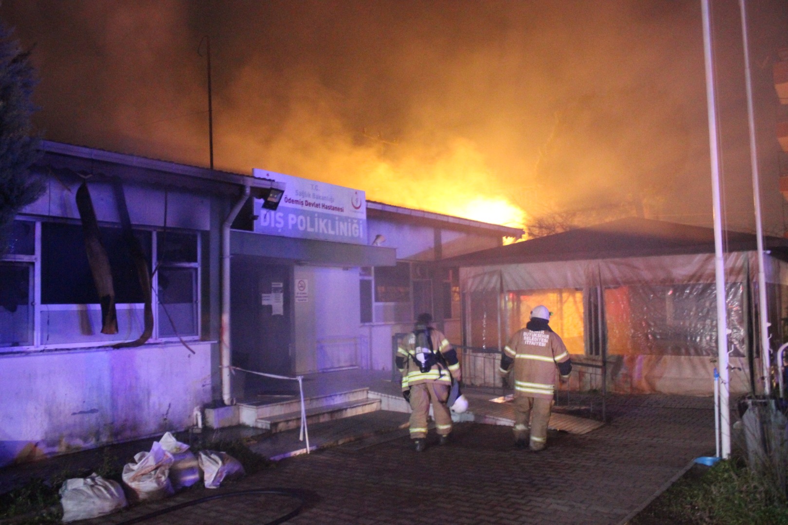 İzmir'de diş polikliniğinde yangın