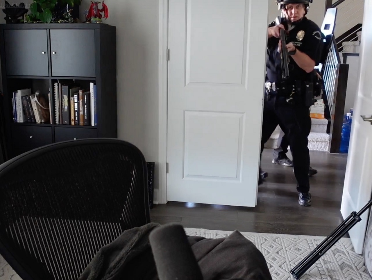 Twitch canlı yayınındayken evini polis bastı