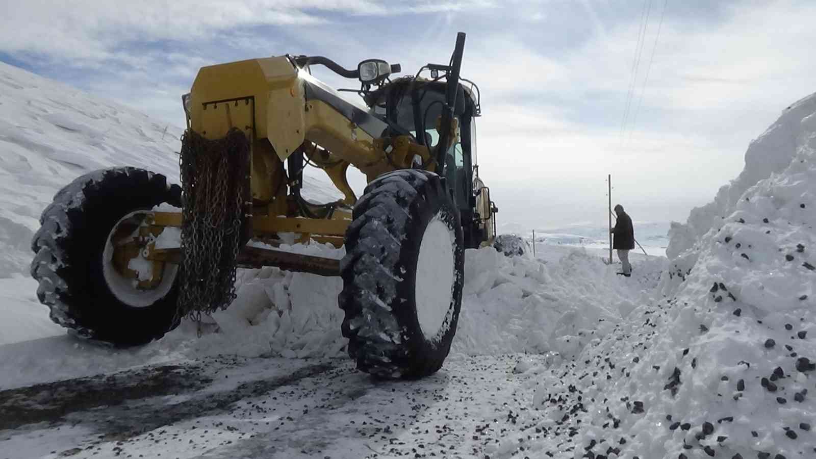 Sivas'ta kar ve tipi: 14 köye ulaşım sağlanamıyor