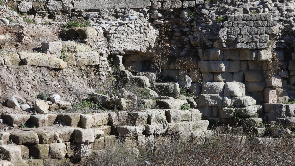 Bergama Antik Kenti'nde yeni sur duvarları keşfedildi