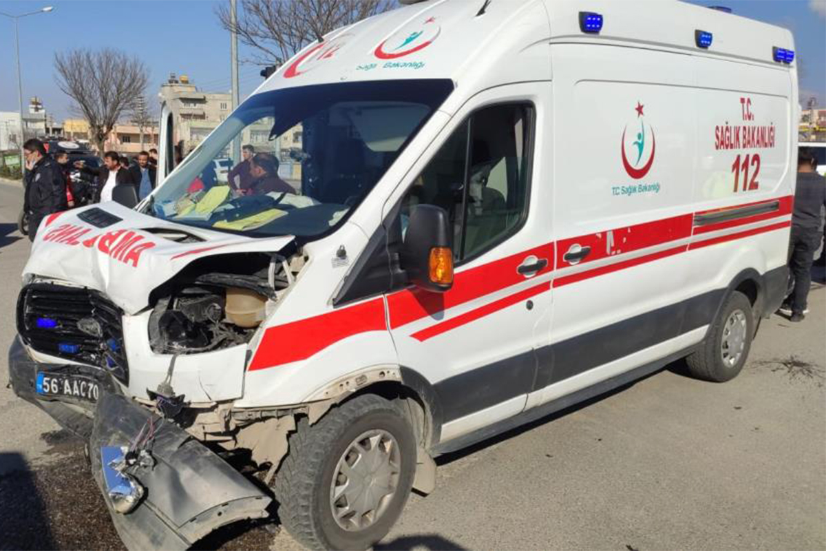 Siirt'te ambulans ile otomobil çarpıştı: 8 yaralı