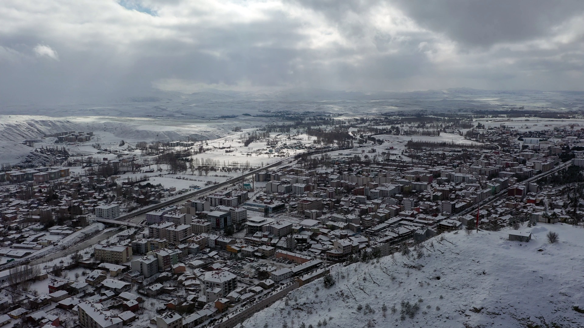 Sivas'ta kar kalınlığı 3 metreye ulaştı: Su boruları dondu