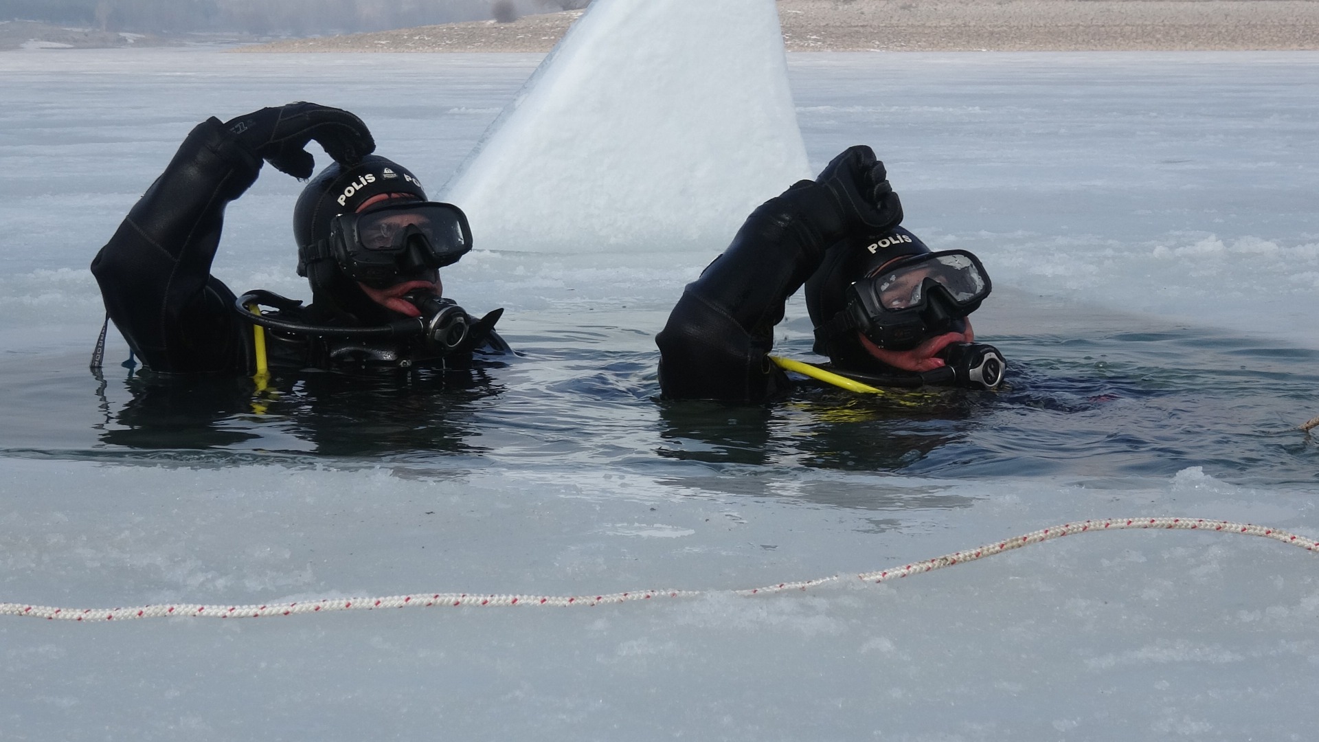 'Kurbağa adamlar' 20 santimetrelik buzu kırıp, suya daldılar