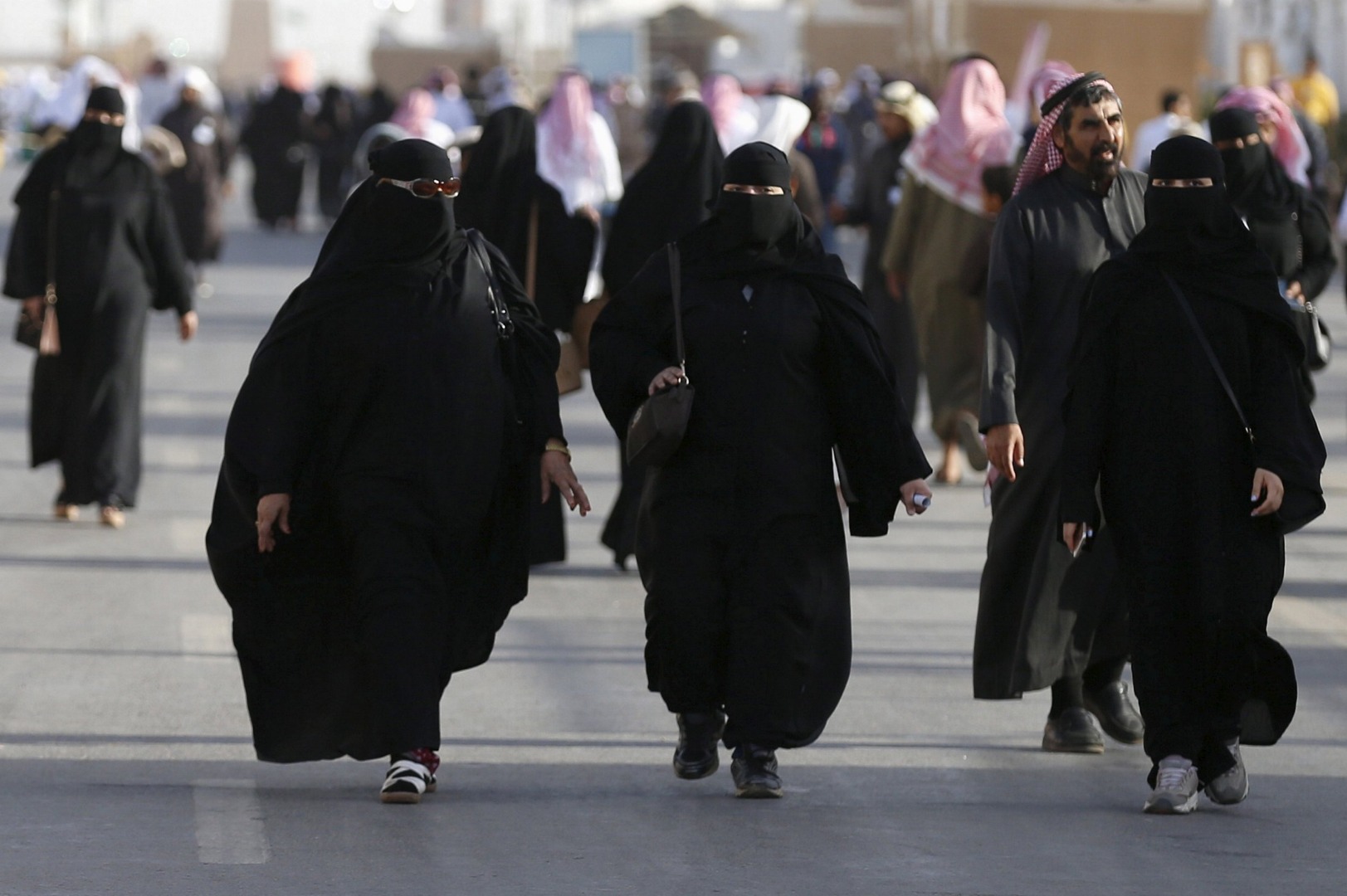 Suudi Arabistan'da 30 kadın makinist alımına binlerce kişi başvurdu