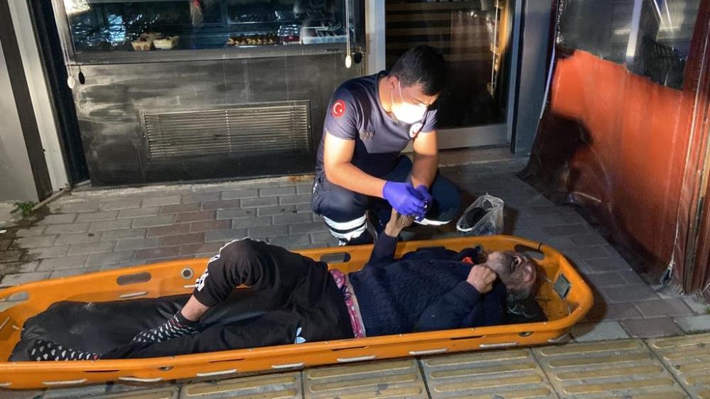 Bakırköy'de itfaiye 2 kişiyi ölümden çekip aldı
