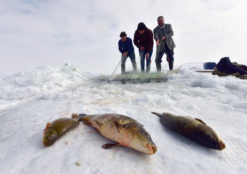 Nazik Gölü’nde Eskimo usulü balık avı