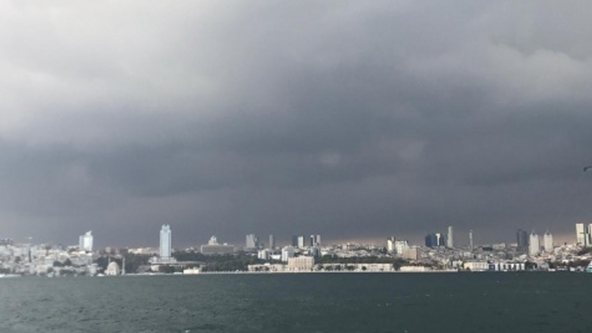 İstanbul'da gökyüzünü kara bulutlar sardı