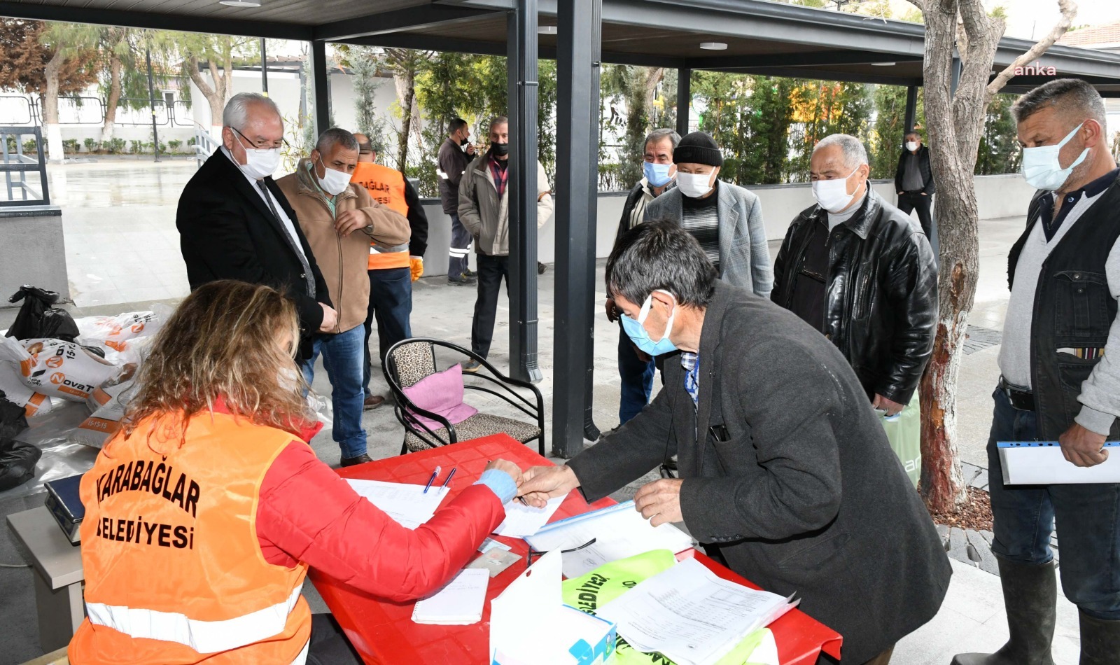 İzmir’de CHP’li belediyeden köylüye gübre desteği