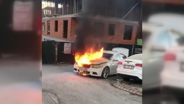 Park halindeki otomobil alev alev yandı  
