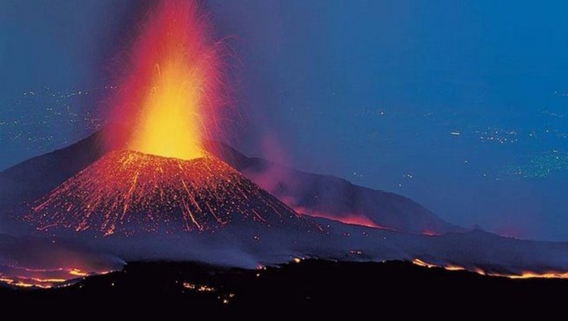 Etna Yanardağı, yeniden lav ve kül püskürttü