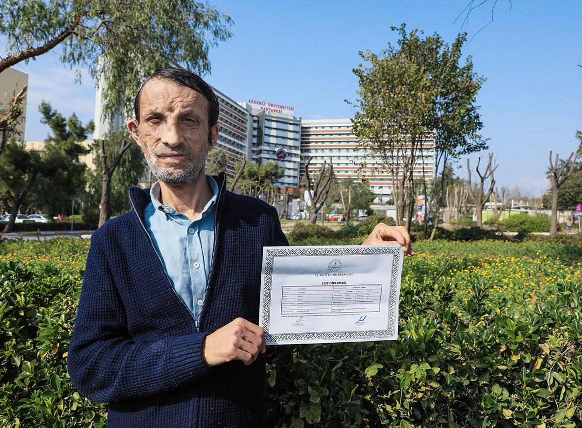Türkiye’nin ilk yüz nakillisi Uğur Acar lise diplomasını aldı