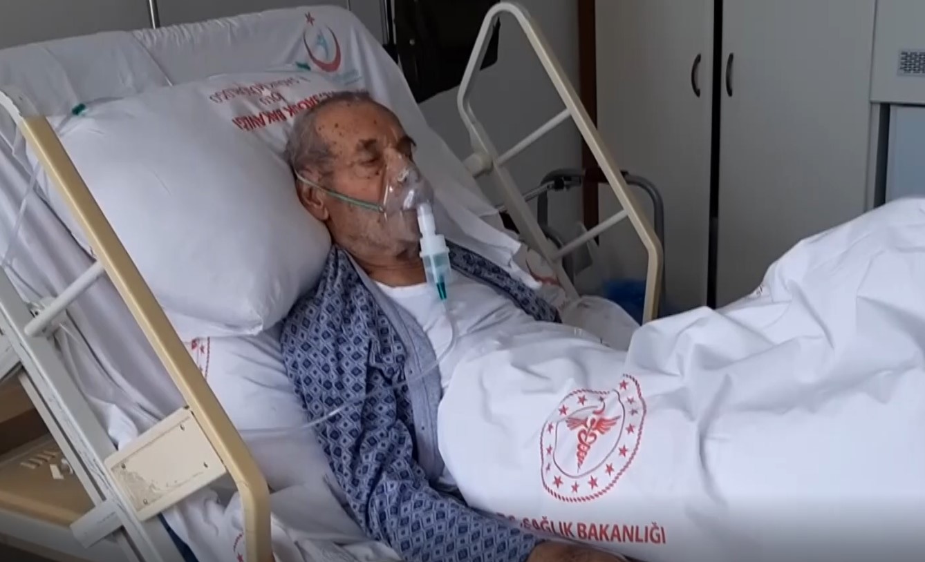 96 yaşındaki "Abdullah dede" koronavirüsü yendi