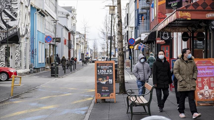 Mümkün olduğunca çok kişinin Kovid-19'a yakalanmasını hedefliyorlar