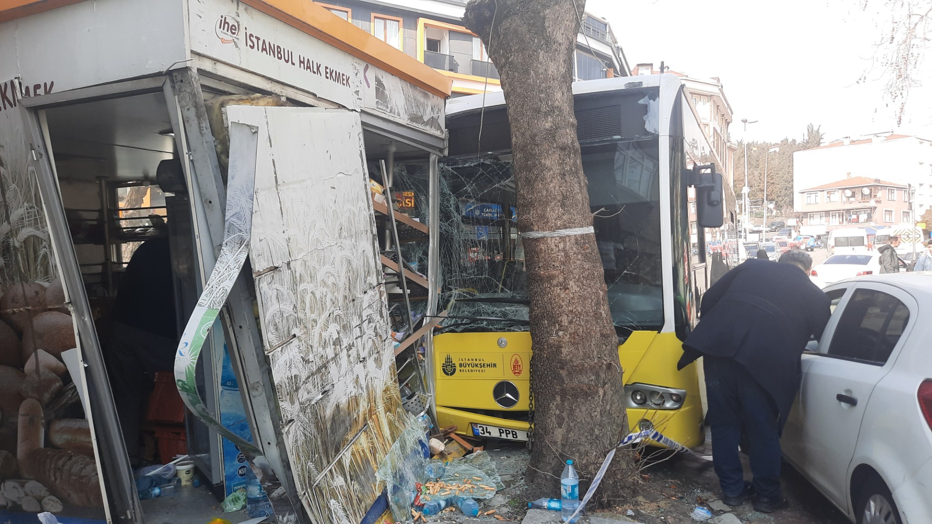 Belediye otobüsü halk ekmek büfesine daldı faciaya ramak kaldı