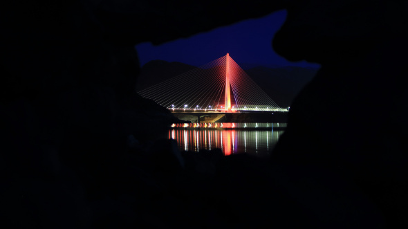 16 şehri birbirine bağlayan Kömürhan Köprüsü ışıklandırmasıyla görsel şölen sunuyor