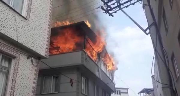 3 katlı binanın teras katı alev alev yandı