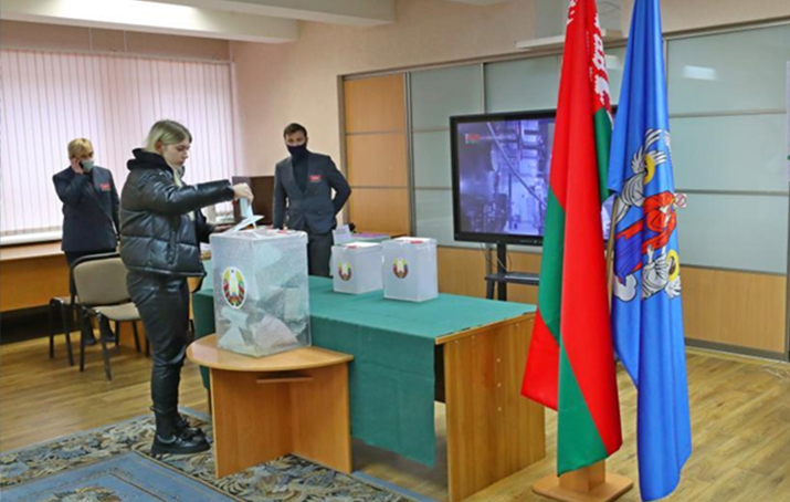 Belarus’ta halk anayasa değişikliğine onay verdi