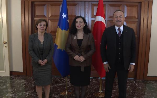 Bakan Çavuşoğlu, Kosova Cumhurbaşkanı ile bir araya geldi